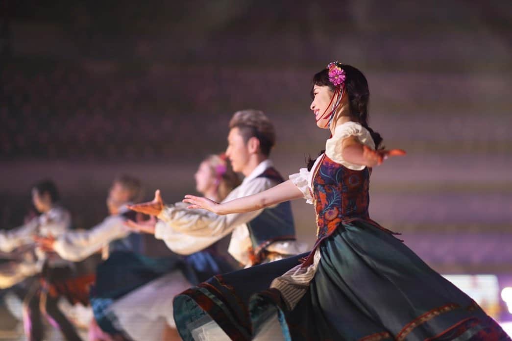 今井遥のインスタグラム：「大阪公演が終わりました。 とても大きな会場で、1公演につき約5000人の方がいらしてくれました。 拍手喝采で盛り上げていただき本当に有難うございました✨  この会場で再び滑れただけでも、周りの様々な方への感謝の念に絶えません。 全日本だけでも3度、、、 様々な記憶が蘇りました。  苦い思い出もたくさんありましたが、 このbeyondでは始終、とても幸せな気持ちで滑ることができました😊  次の立川公演も感謝の気持ちを忘れずに滑りたいと思います🌈  #beyondmaotour #大阪 #チャルダッシュ #今回から新しいヘアアレンジ🎀」