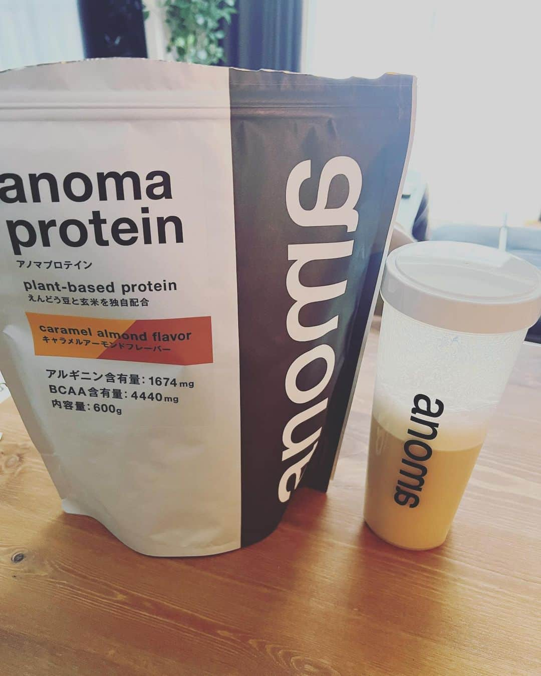 飯田貴之のインスタグラム：「. @anoma_protein 様より プロテインを頂きました。  これまでホエイプロテインしか使用したことがなかったので、変化が楽しみです。  人工甘味料が使われていないという点も嬉しいです。  僕はキャラメルアーモンド味を選びましたが、とても美味しくて飲みやすかったです！  #プロテイン #anomaプロテイン #アノマプロテイン #ピープロテイン #タイアップ」