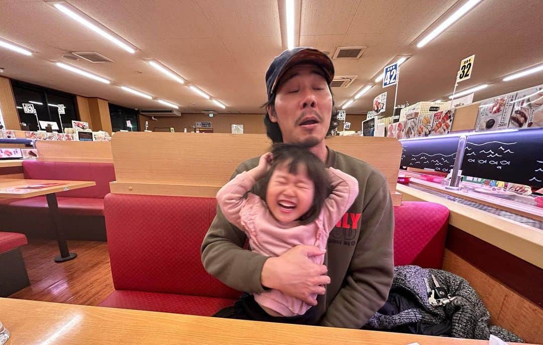 pukkeyさんのインスタグラム写真 - (pukkeyInstagram)「なんだかんだパパが大好きな娘❤️  いつかのスシロー🍣」3月7日 13時03分 - yuuki_pky