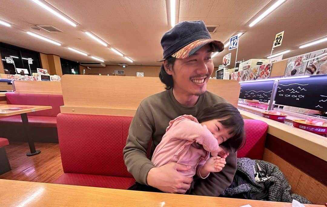 pukkeyのインスタグラム：「なんだかんだパパが大好きな娘❤️  いつかのスシロー🍣」