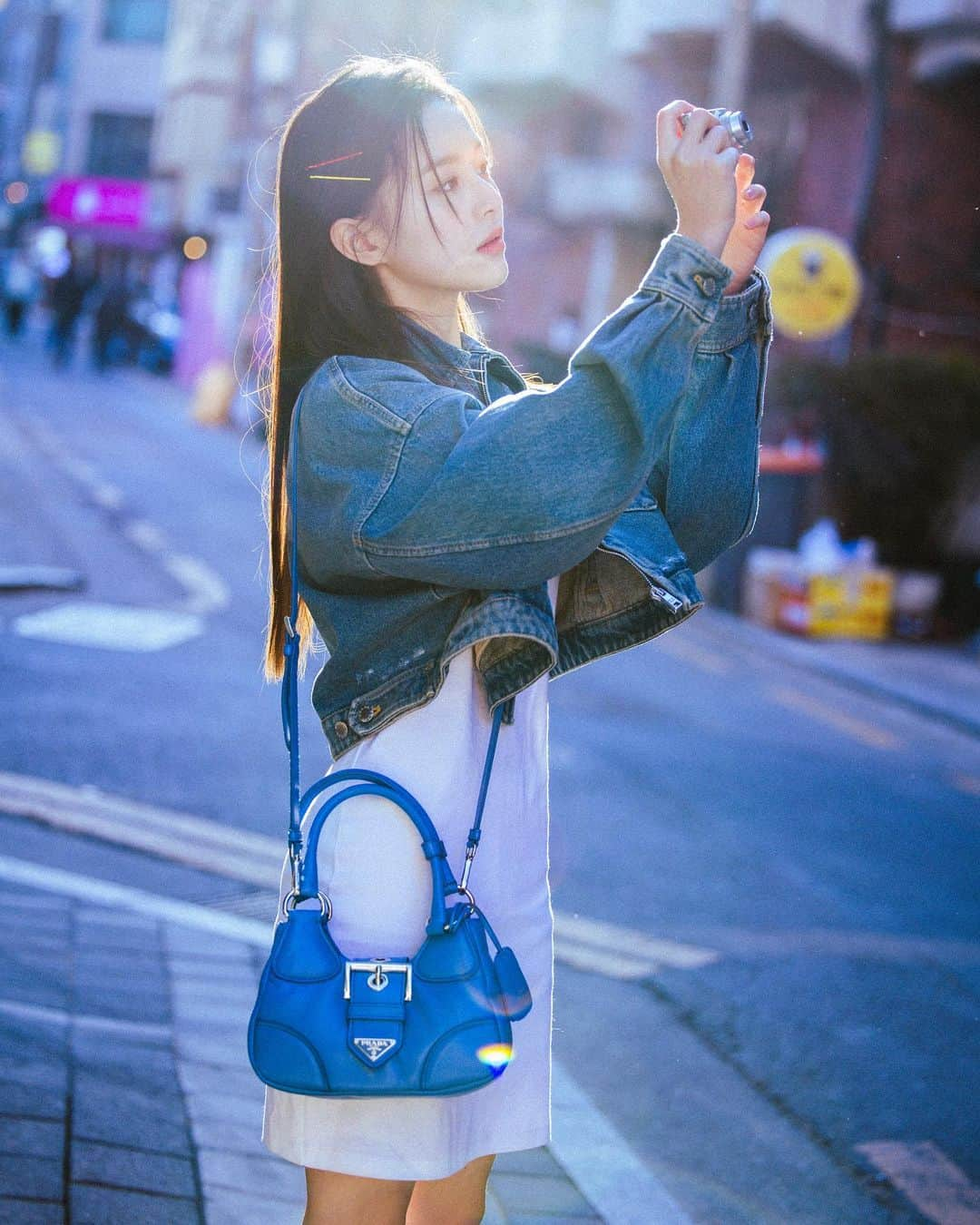 パク・ジフのインスタグラム：「@prada #PRADAMOON 2002년 봄/여름 컬렉션, 아이코닉 디자인 🧏🏻‍♂️🦋💘」