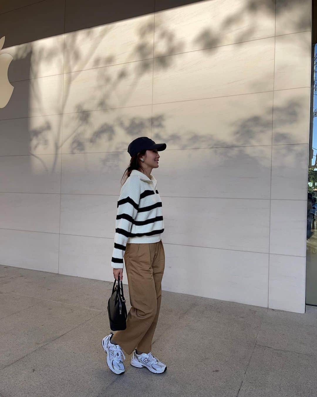 Lilian莉安さんのインスタグラム写真 - (Lilian莉安Instagram)「- 顯臉小的衣服通通都要收衣櫃😌 OOTD 衣/褲⋯ @vivianastudios  #whatiwore #coordinate #outfit #ootd #vivianastudios #newera #newbalance530」3月7日 13時40分 - itslilian1002