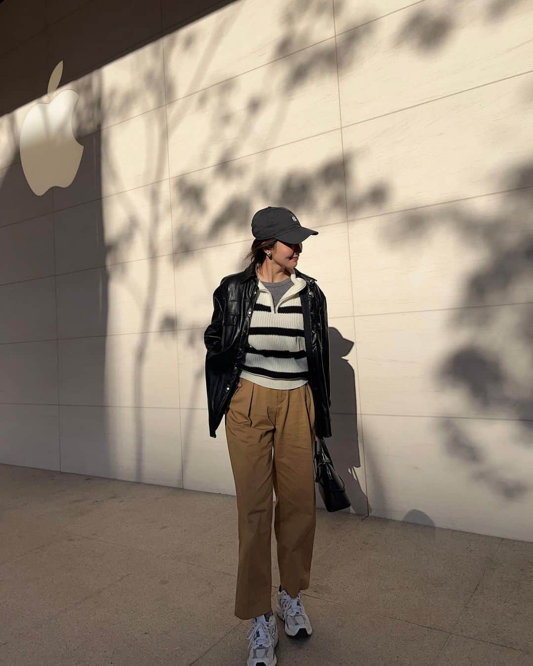Lilian莉安さんのインスタグラム写真 - (Lilian莉安Instagram)「- 顯臉小的衣服通通都要收衣櫃😌 OOTD 衣/褲⋯ @vivianastudios  #whatiwore #coordinate #outfit #ootd #vivianastudios #newera #newbalance530」3月7日 13時40分 - itslilian1002