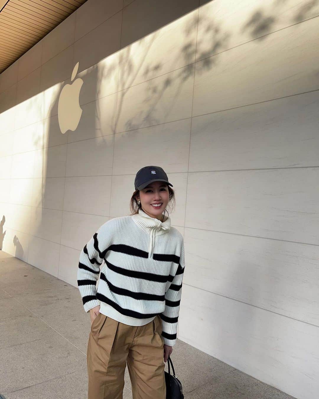 Lilian莉安さんのインスタグラム写真 - (Lilian莉安Instagram)「- 顯臉小的衣服通通都要收衣櫃😌 OOTD 衣/褲⋯ @vivianastudios  #whatiwore #coordinate #outfit #ootd #vivianastudios #newera #newbalance530」3月7日 13時40分 - itslilian1002
