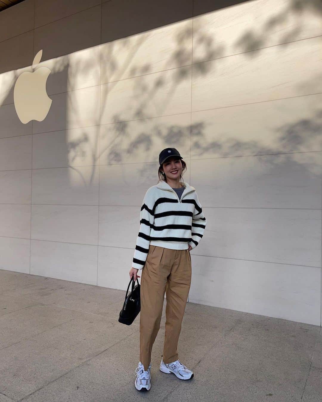 Lilian莉安さんのインスタグラム写真 - (Lilian莉安Instagram)「- 顯臉小的衣服通通都要收衣櫃😌 OOTD 衣/褲⋯ @vivianastudios  #whatiwore #coordinate #outfit #ootd #vivianastudios #newera #newbalance530」3月7日 13時40分 - itslilian1002