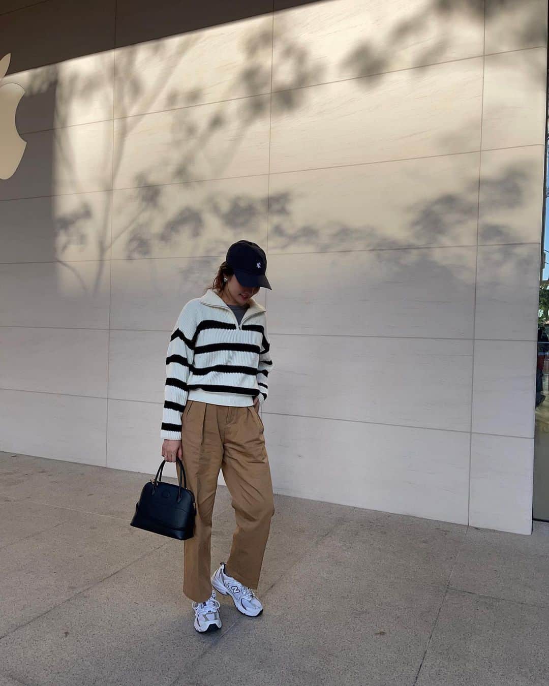 Lilian莉安さんのインスタグラム写真 - (Lilian莉安Instagram)「- 顯臉小的衣服通通都要收衣櫃😌 OOTD 衣/褲⋯ @vivianastudios  #whatiwore #coordinate #outfit #ootd #vivianastudios #newera #newbalance530」3月7日 13時40分 - itslilian1002