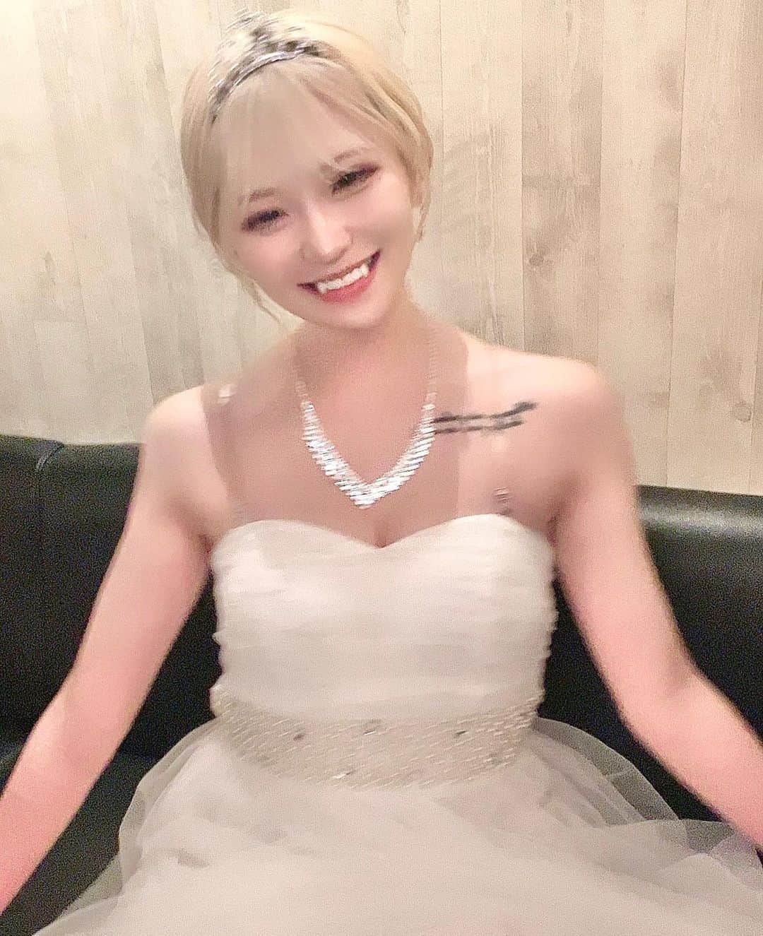 いーたろさんのインスタグラム写真 - (いーたろInstagram)「イベント最終日３日目は ウェディングドレス👰‍♀️イメージ❤️  色々ミスって写真がブレブレで画質悪いのは許して…🤣笑  ブレイキングダウン7でスポンサーをしてくださった大宮Club MIMI様で３日間キャバクラ屋さんをやらせてもらえて凄く楽しくてお店のみーーーんな優しくしてくれてお客様からも沢山の愛をもらって幸せすぎる３日間でした😢❤️  私をお姫様にしてくれてありがとうございました😭  #いーたろ#大宮#ClubMIMI#キャバクラ#屋さん#幕閉じ#私の沼にハマりなさい」3月7日 13時45分 - itaro0000
