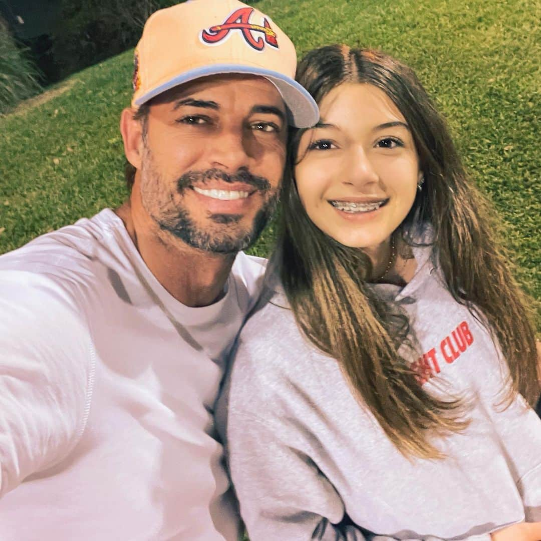 ウィリアム・レビーのインスタグラム：「Happy Birthday !!! a la princesa de mi vida  @kaileylevy19 Gracias por existir mi vida. Gracias por darme tanta felicidad. Gracias por elegirme como tu padre y amarme y hacerme el papá más feliz del mundo. Te adoro con mi vida. ❤️❤️❤️❤️」