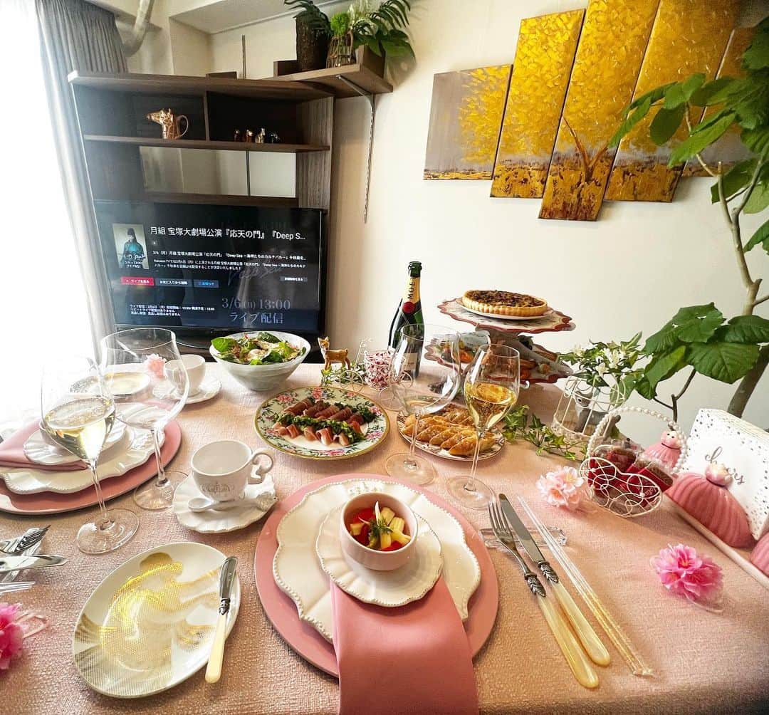 近藤英恵のインスタグラム：「春の可愛いテーブルコーディネート🌸  さやかさん @sayaka33054宅で月組千秋楽ライブ配信🌙  最高〜に美味しいお食事を頂きながら ヒャーヒャー言って配信観てました✨  我々楽しくなりすぎて、おキャット様がうんざり顔😂🐾  #完璧なテーブルコーディネート#🌸#美味しすぎるお食事#美人が作った#私は食べてただけです#圧倒的力量差#🐾#美しいお猫様#🐈#配信#面白かった#ショーが特に良かった#退団者の皆様に幸あれ#㊗️#千秋楽」