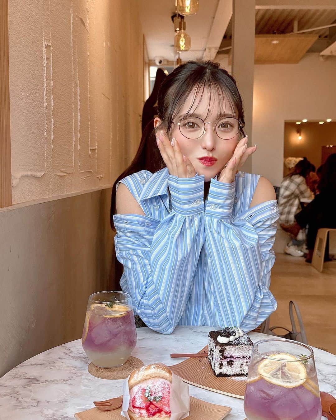 引地裕美のインスタグラム：「☕️💭🤎🤎🇰🇷 @cafe.place_ne   広いから居やすかった☺️🌸  オレオケーキは甘そうだったからブルーベリーオレオにしたよ🧁🫐(？) 一緒に頼んだピーチレモンエイドは炭酸🍑🫧  #みんちゃんカフェ巡り ☕️#新大久保カフェ #韓国っぽカフェ  #ゆうみ服 🧺#春コーデ #メガネ女子  #ヘアアレンジ #hairarrange #UMine #japan #옷스타그램 #데일리룩 #코디스타그램 #每日穿搭 #일본 #얼스타그램 #照片 #粉我 #japanesegirl」
