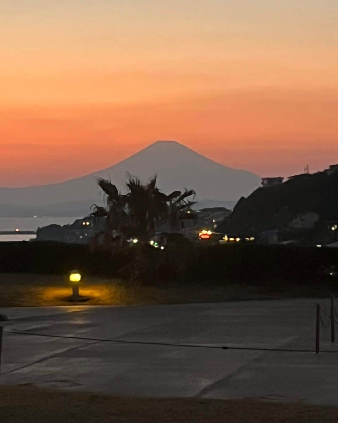 羽田美智子さんのインスタグラム写真 - (羽田美智子Instagram)「今夜は満月ですね🌕  お仕事で訪れた江ノ島で夕暮れの富士山のシルエットと満月の煌めきに 癒されてます✨✨  満月を写真に撮るって難しいですが💦 まだご覧になってない方に届けーと思い撮ってみました。  もうご覧になってらっしゃるかもしれませんが、 どこかで空を眺めてみてくださいね❣️ 美しい満月です🌕  皆様に素敵なことがたくさんありますように❣️」3月7日 19時26分 - michikohada