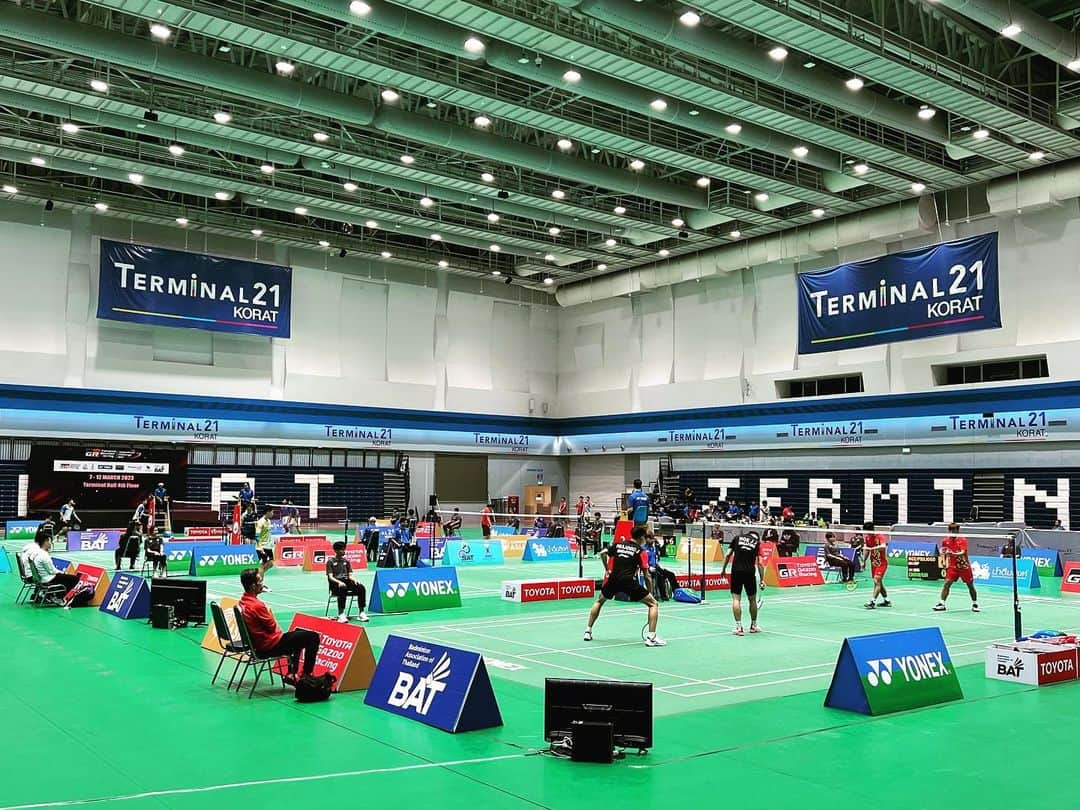 今別府香里のインスタグラム：「🏸タイインターナショナルチャレンジ2023🏸🇹🇭  本日より試合が始まりました💪💪💪  会場はホテル隣接のデパート内にあり、部屋から会場まで5分以内で行くことができ、今までで一番移動時間のかからない大会です🤭  #バドミントン #ヨネックス #タイ #コラート市」