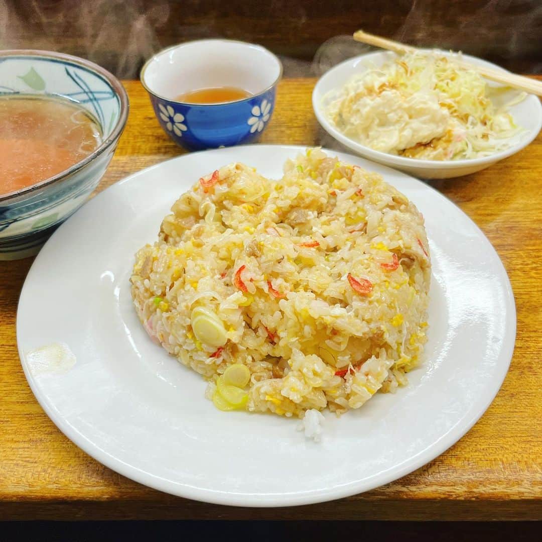 渡辺祐のインスタグラム：「恵比寿「こづち」久しぶりの恵比寿だが、ちゃんと「少なめ」にすることは忘れていなかった自分を褒めたい。 #チャハーン 少なめで。それにしても変わらずのご様子で何よりであります。」