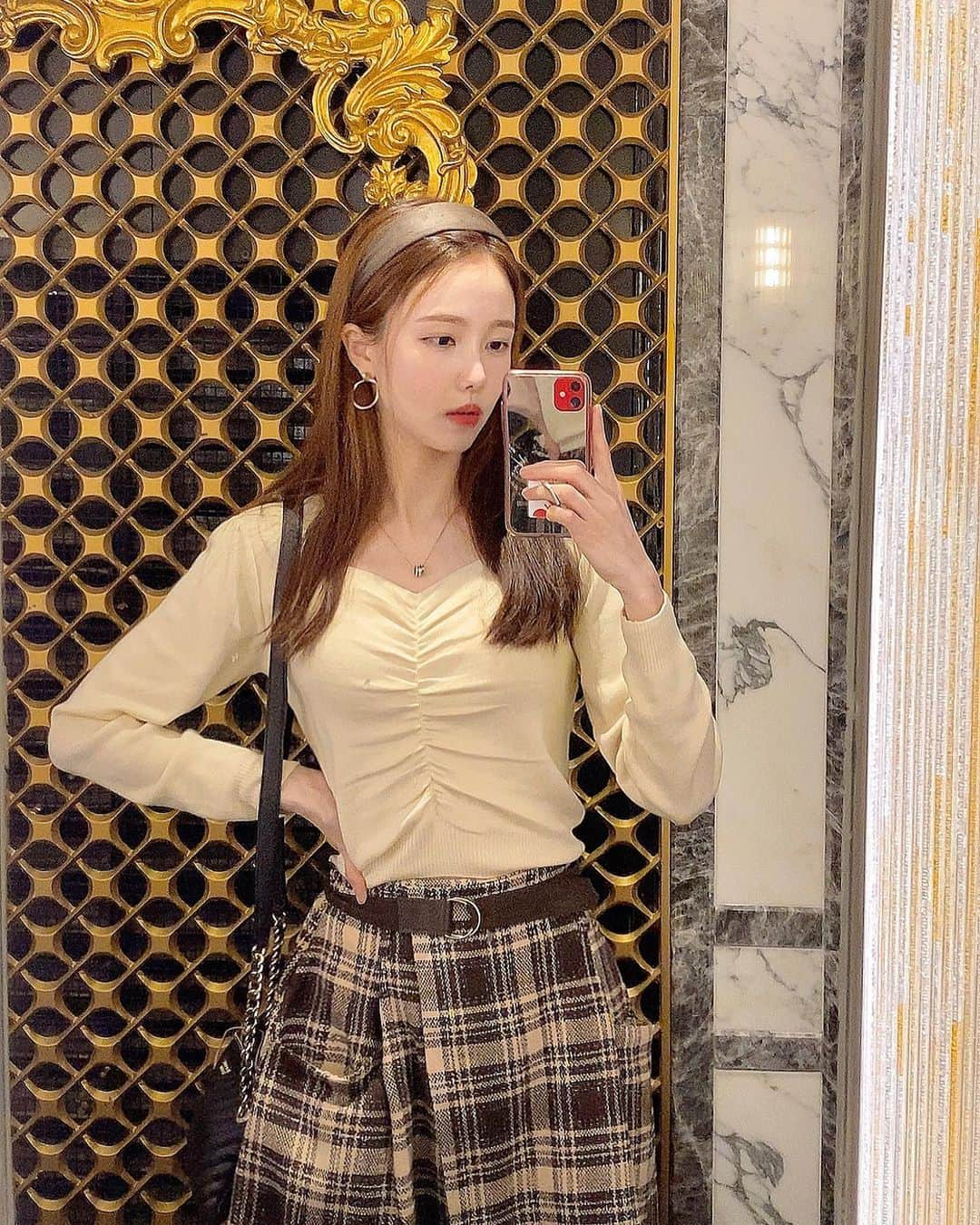 リンジのインスタグラム：「. 내 셀카를 끝까지 기다려주시는 . . 사랑하는. .  우리 엄마..❤️ #벌집린지 #🍯🐝  #효도여행#린지트립#familytrip#mom」