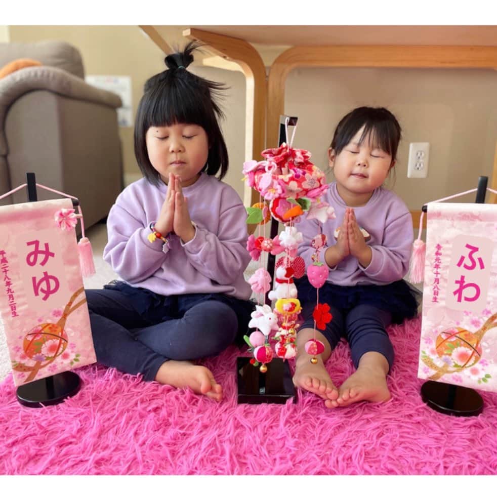 のインスタグラム：「ひな祭り🤹🏻‍♀️  日本で飾ってたお雛様は日本のばばのおうちでお留守番中🐿️🧂  久しぶりに自分の名前が漢字で書いてあるのをみて、ふたりともなんて書いてあるんだろうって不思議そうでした🌿  ふたりともいいお顔😊  #ちらし寿司まだかなぁ #ひな祭り #ぽる」