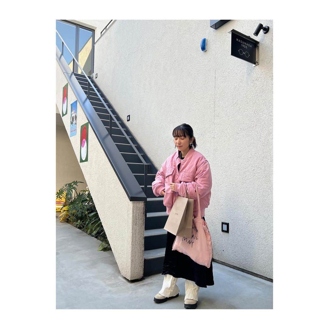 徳永えりのインスタグラム：「... お知らせ続きなので最近の私をと思ったけど、 全然最近の写真じゃないし目もつむってるや😇  もうここまで着込まなくても過ごせるようになったね🌞 SeaRoomlynnのアウターは、 袖を外してベストにもなるから春も着られるの嬉しい🌸 ぽかぽかだと心躍るねぇ🌵🌼」