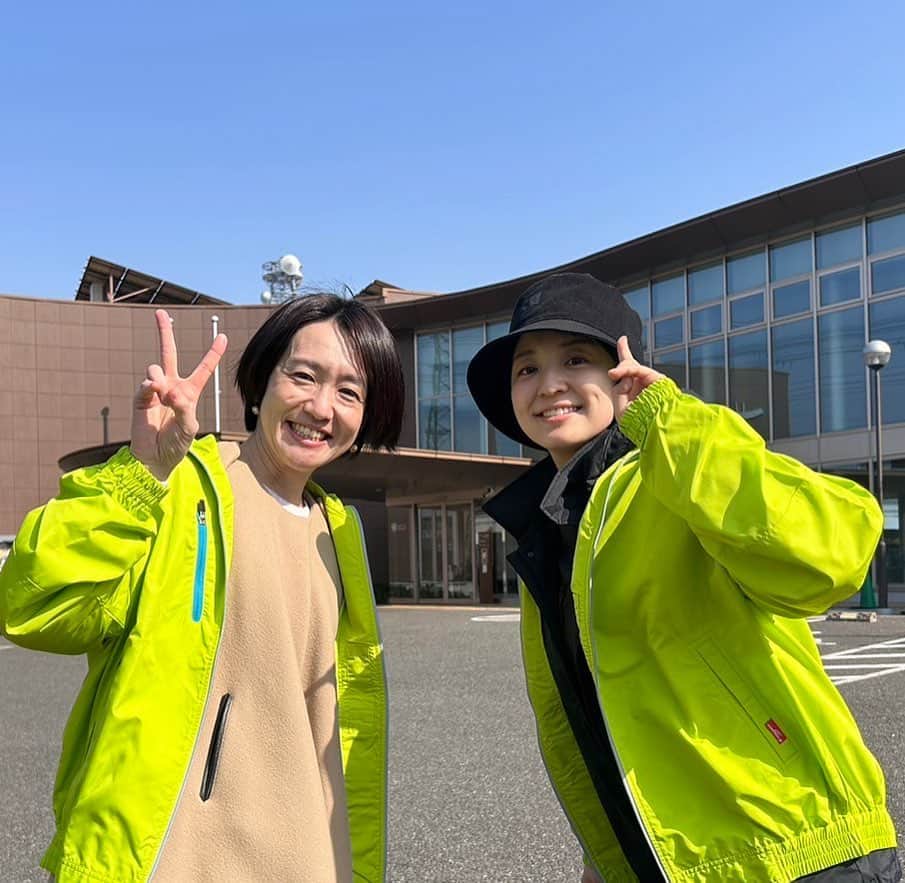 上田悦子のインスタグラム：「今日は藤林アナと😆✨ いいお天気の中、お仕事でした🌈 お揃いのジャンパー着て🤭 何の番組かは またお知らせしますね〜💕  #あっちゃんの発言が面白くて #何回も笑った😂 #放送をお楽しみに〜✨」