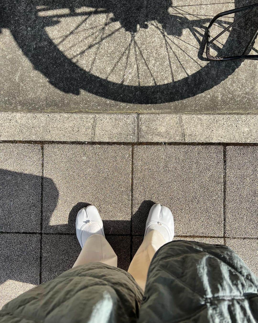 立花麻理のインスタグラム：「・  ファスナーが上がるようになったパンツ  いつの時も大好きな白い足袋バレエ  再び履けることに喜んでいたら  ギーギーなり始めた7年目の自転車に  脱水が出来なくなった洗濯機  どれもこれも  買い換えずに  リペアして  ファスナーが上がるようになったパンツのように  これからも仲良く  人生を共にして行きたい🕊️🫧  ・  今夜は  満月に願いを届けてみようかな...🌕  ・  #ゆるやかに #直して使う暮らし #リペア #大切に #今日も生きている」