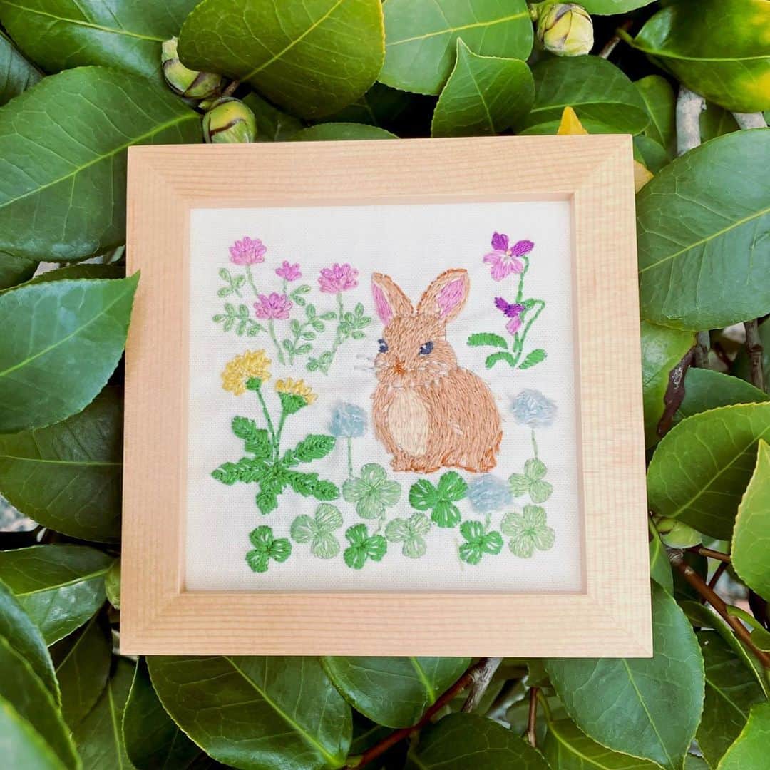 のインスタグラム：「🪡💌  #ハンドメイド です🤲💕  ハンカチについてるような刺繍が可愛くて いつかやってみたいな、と思っていたので挑戦🐰💕 卯年なのでウサギの刺繍です🐇  一本一本、糸を通すたびに 赤ちゃんを待つ気持ちや健康を願う気持ちがこもるようで思い出深い刺繍になりました♡  #妊娠中の過ごし方 #handmade #刺繍 #純子のハンドメイドはじめました」