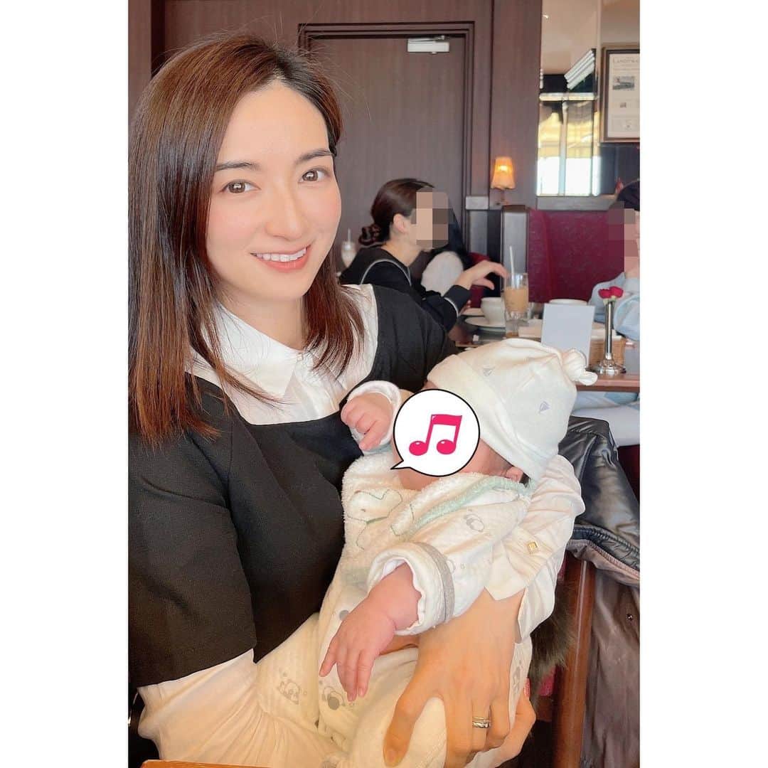 Mayuko Watanabe 渡辺真由子さんのインスタグラム写真 - (Mayuko Watanabe 渡辺真由子Instagram)「少し前の話。 @yoshimieeeeeee.i.r.k ちゃんの赤ちゃんに会えました🥰 あーこの時期って確かに1日ほとんど寝てたなぁとかふにゃふにゃだなぁと思いながら、抱っこさせてもらいました🥹✨ 赤ちゃんって（うちの子供たちもまだそうですが）何でこんなにキメが細かくて綺麗な肌なんだろう🥹 と羨ましがっても仕方ないですが🤣、 私は私なりにアンチエイジングを頑張ろう🥹👍 花粉症で鼻をかんだり目をこすって赤くなるので、 @_neur.jp_ のタイムレスジェリーセラムを塗り塗り😄 刺激が少ないオールインワン美容液だから染みることなく保湿できます😊✨ 軽いタッチなので、乾燥が気になった時にどこでも使えるのも良くて、何度もリピートしてますよ👍 花粉症の時期も頑張って乗り切ります🥹  #_neur #アンダーノイル #タイムレスジェリーセラム #アンダーノイルのある暮らし #pr」3月7日 15時12分 - watanabe_mayuko