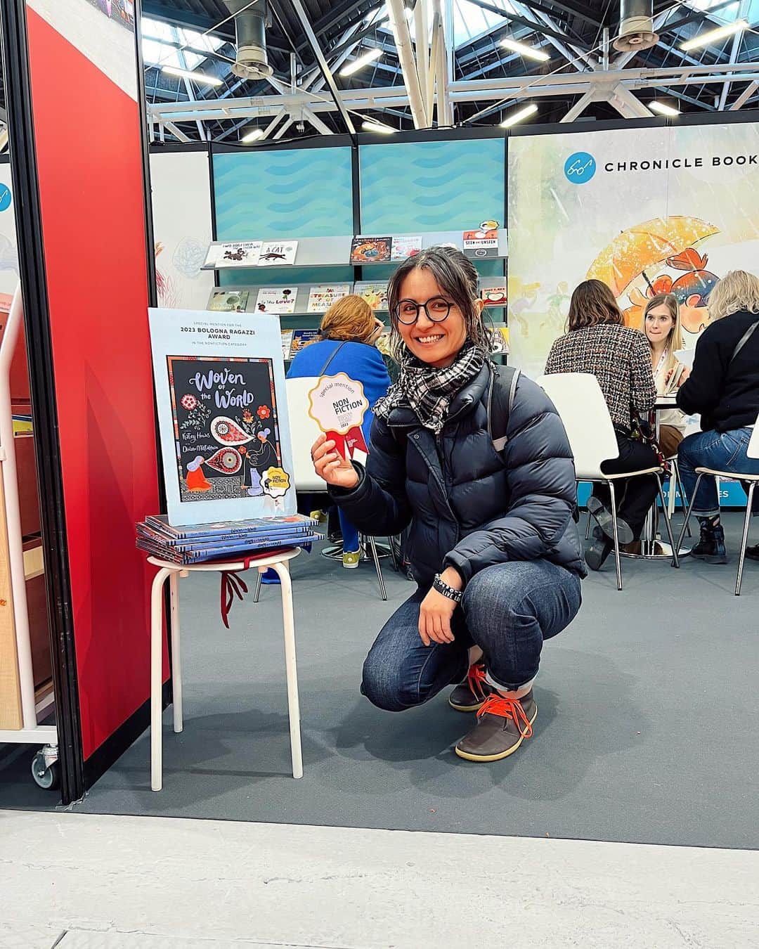 Dinara Mirtalipovaのインスタグラム：「Thank you to juries at the Bologna Children’s Book Fair!  Come visit @chroniclebooks Booth B67 in the Area 26 #bolognaragazziaward #chroniclekidsbooks #wovenoftheworld #mirdinara #dinaramirtalipova @kidlitlove #kidlitlove #bolognachildrensbookfair #bcbf23」