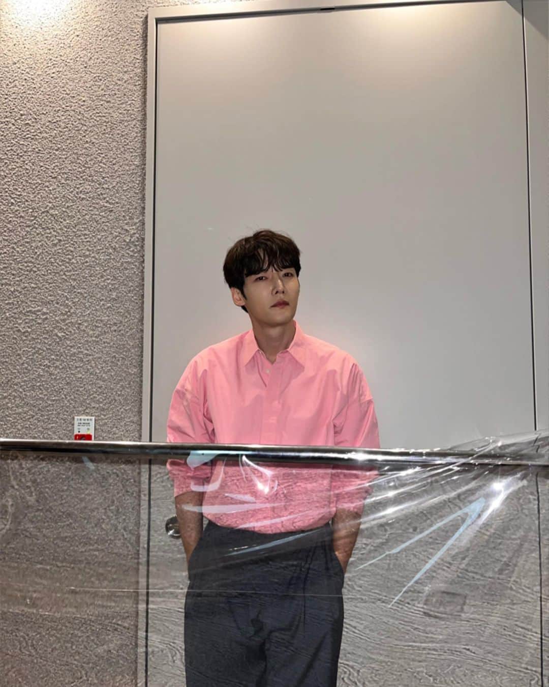 チェ・ジニョクさんのインスタグラム写真 (チェ・ジニョクInstagram)「Pink. 근데 앞에 저 비닐(?)때문인지 물고기같다