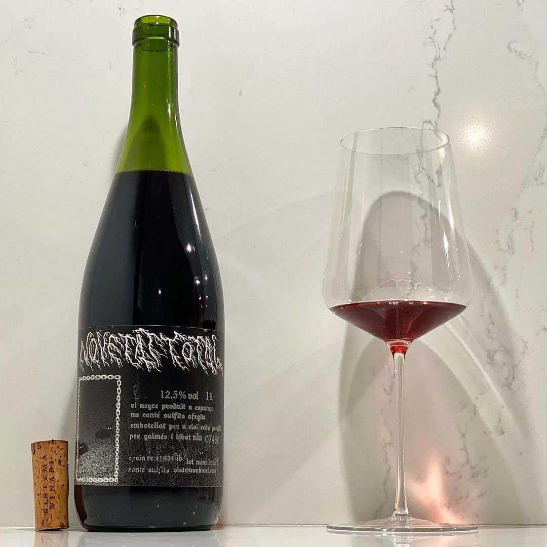 エンリケ・ソラ・クレメンテさんのインスタグラム写真 - (エンリケ・ソラ・クレメンテInstagram)「El vino de anoche fue Novetat Total 2021 de Sistema Vinari. Elaborado de 90% Callet y 10% Mantonegro de viñas jóvenes de suelos rojos arcillo-calcáreos, a 100 y 200 metros sobre el nivel de mar. Maceración carbónica en depósitos de acero inoxidable y después pasa 6 meses en reposo. El vino no se clarifica, no se filtra y no se le añaden sulfitos. Fresco, fluido, sabroso, goloso y fácil de beber. Puro disfrute. Degustado en Zalto Denk’Art Universal Glass. Eloi Cedó describe el nacimiento de Sistema Vinari en el año 2010 como una “apuesta absurda”, y desde allí el miembro de la familia 4 kilos Vinícola empezó a elaborar un vino para disfrutar con los amigos…con las propias uvas que le regalaron ellos. En 2012 lo que era puro entretenimiento se convierte en realidad y elabora un vino con la ayuda de Francesc Grimalt y de Sergi Caballero, que esta vez sí se comercializa.  Eloi Cedó comienza a elaborar micro producciones marcadas por los vientos mediterráneos de Mallorca. Sistema Vinari….el sabor más puro de la isla mallorquina.  ———————————————  #wine #winelover #winetasting #winetime #winery #winestagram #redwine #wineoclock #foodandwine #instawine #winelife #wineporn #whitewine #winenight #champagne #winenot #winetour #sommelier #vin #🍷 #vino #vinho #wein #cheers #vineyard #eloicedo #sistemavinari #vinodemallorca #zalto #mallorca」3月7日 15時41分 - kike_sola