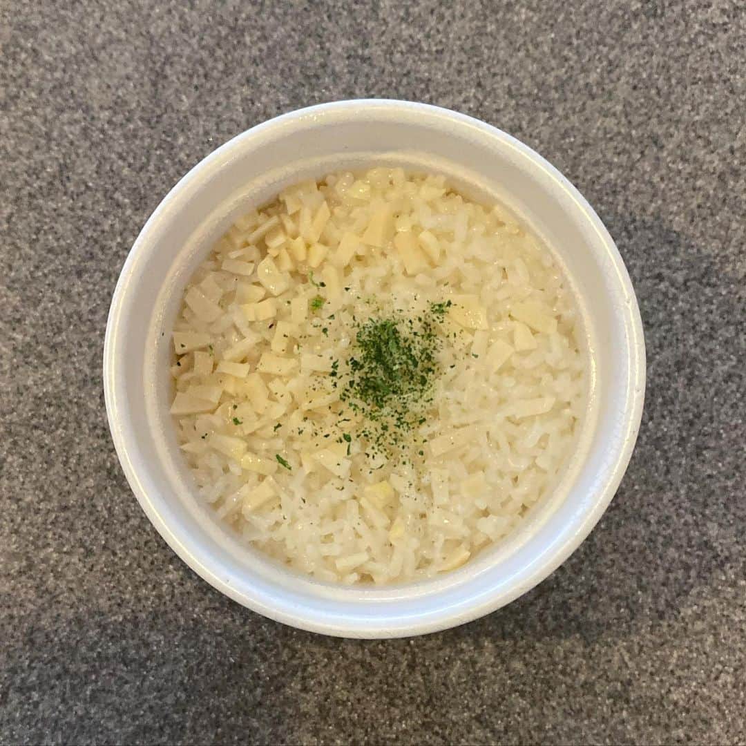 のインスタグラム：「アクアパッツァの残り汁釜飯  米 1合 アクアパッツァの残り汁 水 大蒜 乾燥パセリ  アクアパッツァの汁の部分は世界で最も旨味の濃いところなのではないかと思う。しかし、スプーンで掬って飲むのはなんか違う。飲むには濃い。パスタに使おうかしらと悩んでいるうちに炊いてしまえという結論に至った。うむ。不味くはないがパスタに使った方がいい。せっかくなのでカレーのお供にしてみた。80点。カレーは100点。  #趣味の釜飯 #kamacco」