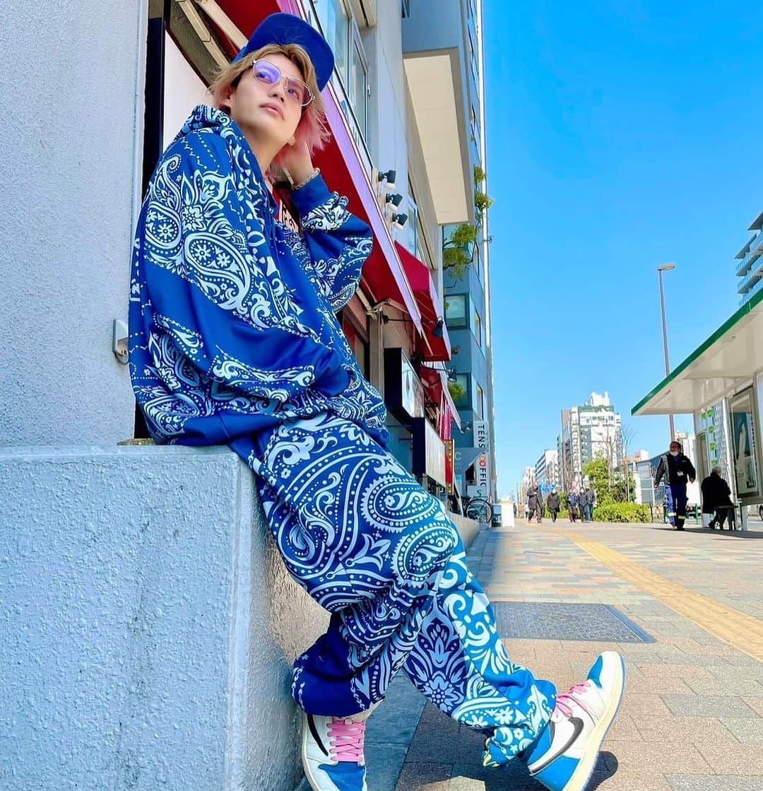 のインスタグラム：「Let's Go🇸🇬🛩 毎月最低1カ国海外がノルマ🌏 今年4カ国目はシンガポール🦁  旅行行くのにもヘビロテセットアップ💙 @iris__official__  新色作るなら何色がいい？ 候補は💜か🧡  #singapore」