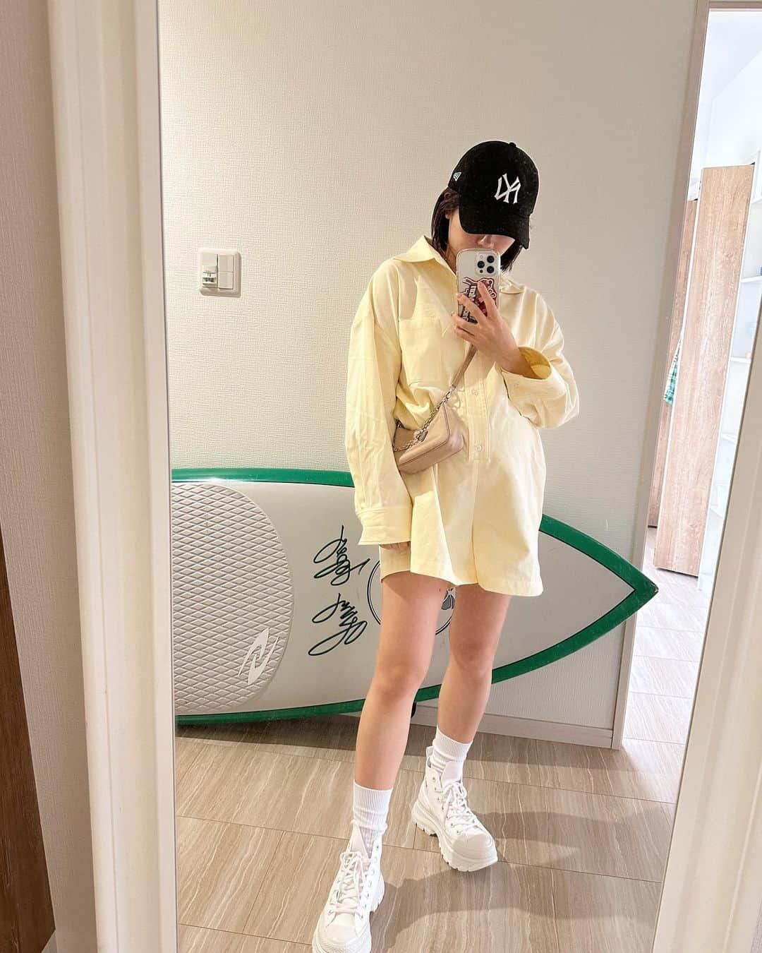 鈴木あやのインスタグラム：「お腹でてますが私なりにファッション毎日楽しんでます🤰💛 今まではスタイルアップのためにハイウエストやお腹見せコーデが好きだったから着たい服が着れずなかなか戸惑いましたが、今やいかにマタニティウェア？を買わずに出産後も着れる服や今まで持っている服でコーデを楽しむかにはまってます🧚🏻‍♀️✨ もちろんお腹に負担かからない程度にね👶 ちょろっと外行く日は脚出しファッションも楽しんじゃったりして🫶🏻🌷  わかる範囲でブランドはタグつけしてます🏷✔️  #私服 #妊婦 #妊婦コーデ #マタニティ #マタニティコーデ」