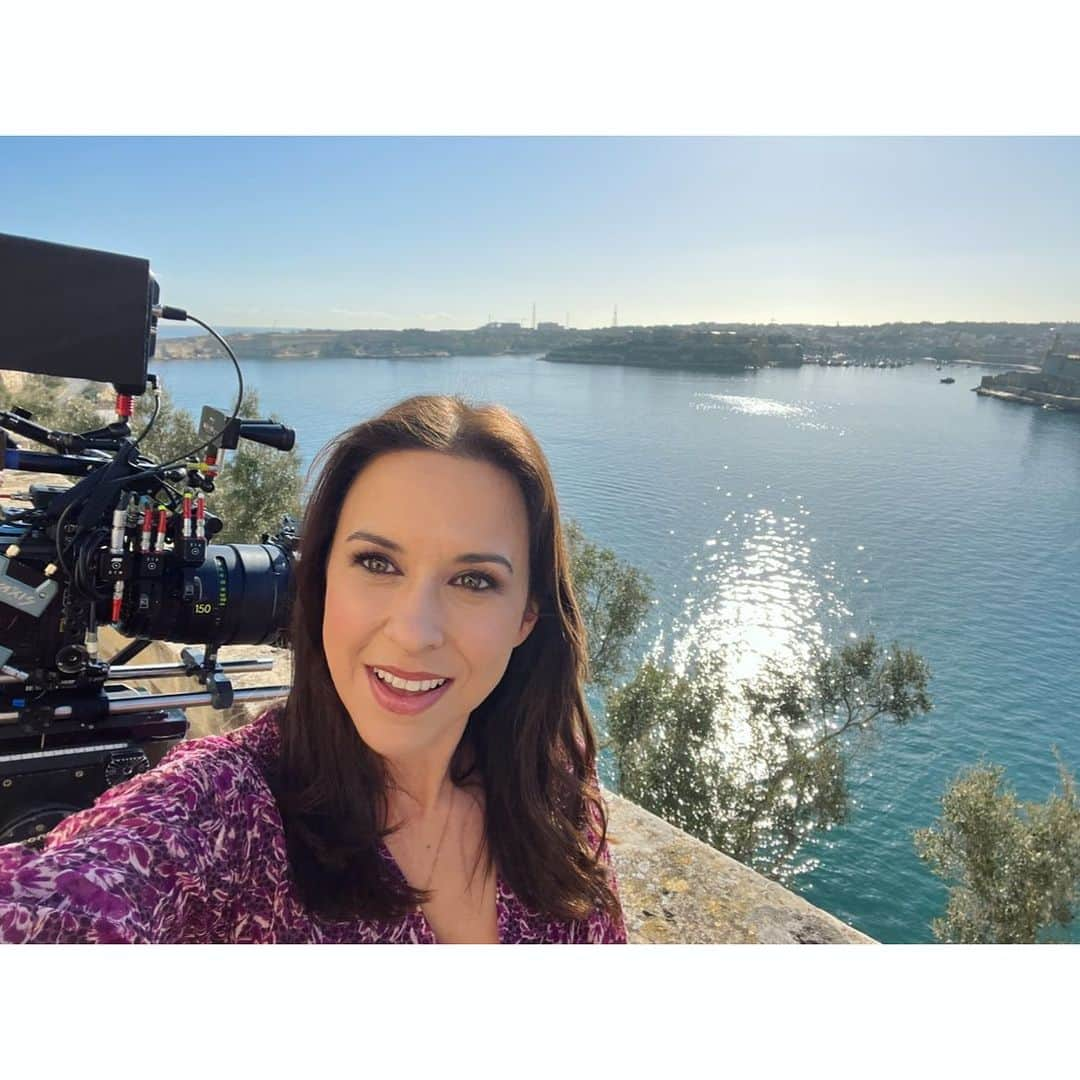 レイシー・シャベールさんのインスタグラム写真 - (レイシー・シャベールInstagram)「Good morning from Malta! I’m really enjoying filming in this beautiful place. Very thankful for this experience!  *I’ve been a professional actress nearly all my life and apparently I still have no idea where to look for a selfie😂」3月7日 15時46分 - thereallacey