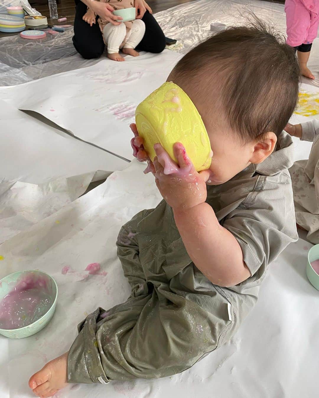 徳重杏奈さんのインスタグラム写真 - (徳重杏奈Instagram)「🎨 「ダメ！」と言わず 子どもがしたいように遊ぶ #無制限あそび ⁡ 寒天や米粉絵の具を使うので 何でも口に入れる赤ちゃんも 安心して参加できます。 ⁡ 味が気に入ったのか 渡された瞬間からモグモグと食べ お友達のお皿にまで手をのばしていました😝 ⁡ 今回のテーマが「桜舞う」だったので 親子で桜の木を完成させました🌸 ⁡ 全国に認定講師の方がいるみたいなので 気になる方は参加してみてください。 ⁡ ⁡@urimama_boku ありがとうございます！ ⁡ ⁡ ⁡ #感触あそび #親子イベント #エデュメモ ⁡」3月7日 15時52分 - anna.tokushige