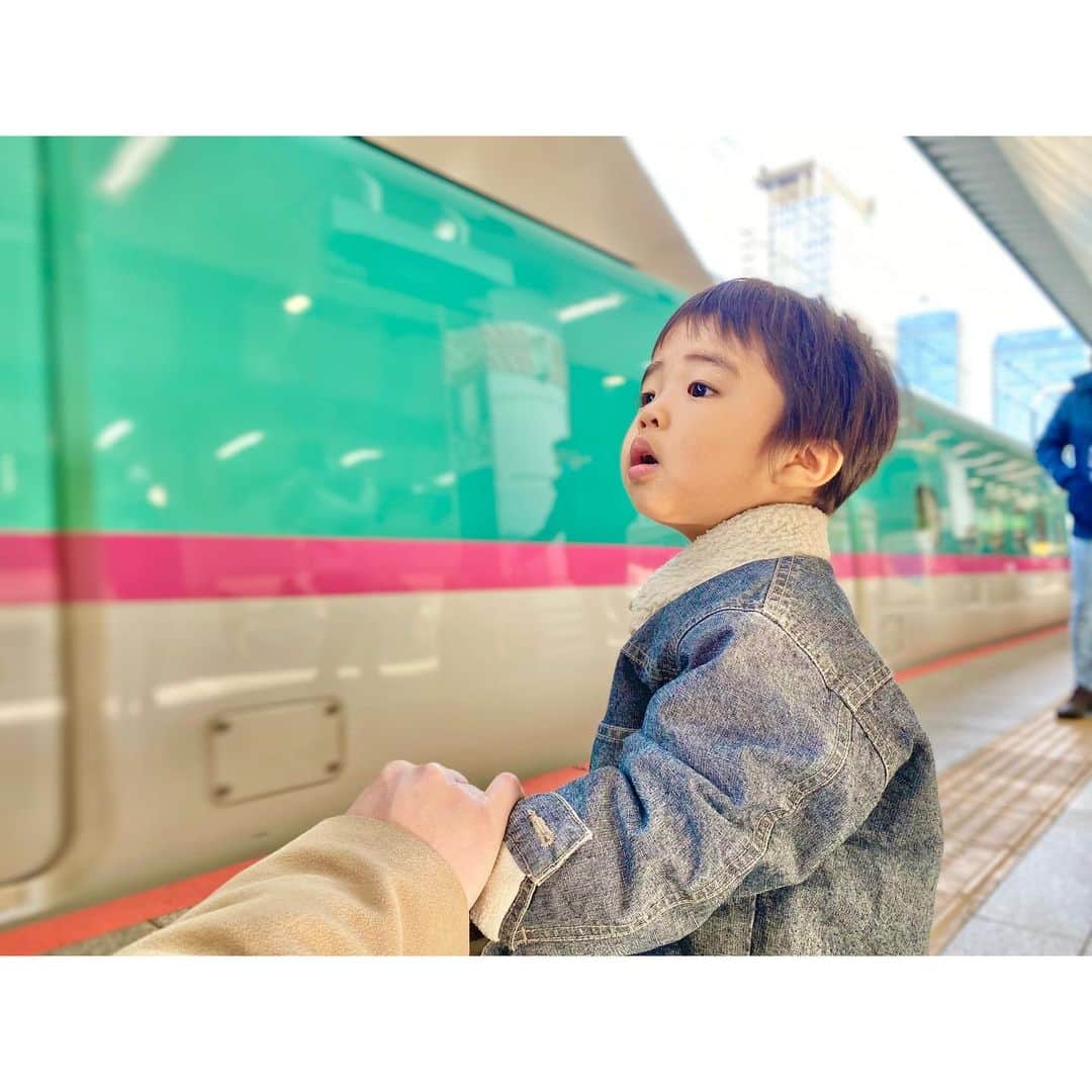 鬼頭由芽さんのインスタグラム写真 - (鬼頭由芽Instagram)「・ 先月、新幹線を愛してやまない息子の 鉄分（注・鉄道成分）摂取のため 宮城県へ行ってきたので 少しその写真たちをUPします🌸🌸🌸  まずは東京駅で色んな電車を見学。 かがやき！つばさ！やまびこぉぉ！と 次々やってくる新幹線に目を輝かせる息子。 普段、家で動画やおもちゃで見ているスターたちが次々目の前に🥺 もはやフェス状態。 タイムテーブル（時刻表）を見ながら次々新幹線の発着を眺め 無事本日のヘッドライナー、こまち×はやぶさコラボステージを楽しんだのでした（＝こまちとはやぶさの連結車両に乗って仙台駅に行きました。笑）」3月7日 15時59分 - xxyumeyumexx