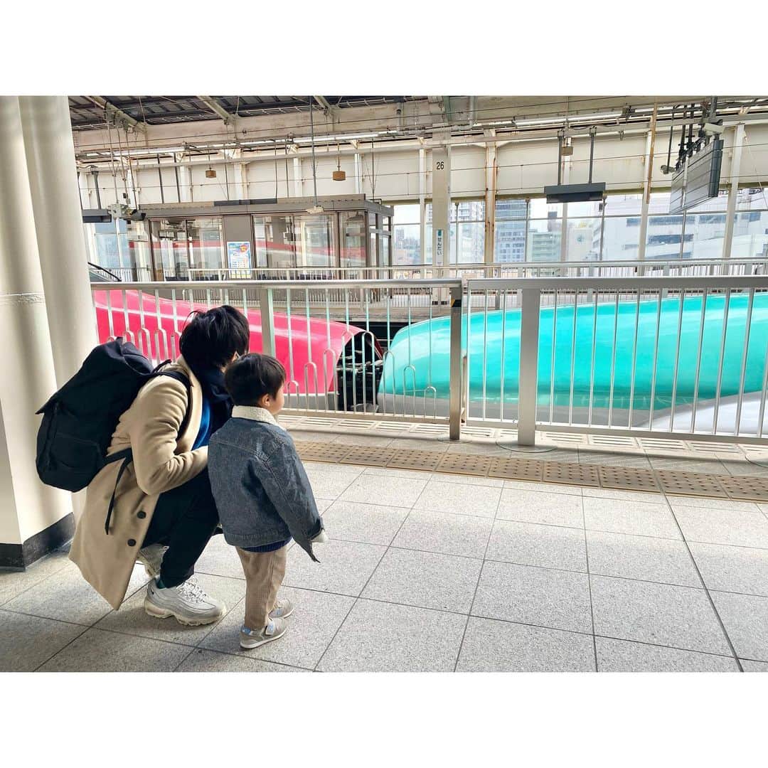 鬼頭由芽さんのインスタグラム写真 - (鬼頭由芽Instagram)「・ 先月、新幹線を愛してやまない息子の 鉄分（注・鉄道成分）摂取のため 宮城県へ行ってきたので 少しその写真たちをUPします🌸🌸🌸  まずは東京駅で色んな電車を見学。 かがやき！つばさ！やまびこぉぉ！と 次々やってくる新幹線に目を輝かせる息子。 普段、家で動画やおもちゃで見ているスターたちが次々目の前に🥺 もはやフェス状態。 タイムテーブル（時刻表）を見ながら次々新幹線の発着を眺め 無事本日のヘッドライナー、こまち×はやぶさコラボステージを楽しんだのでした（＝こまちとはやぶさの連結車両に乗って仙台駅に行きました。笑）」3月7日 15時59分 - xxyumeyumexx