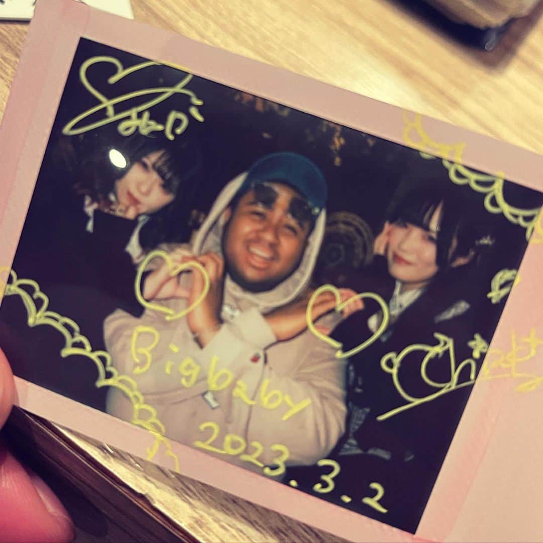 アントニーのインスタグラム：「こないだ人生で初めでコンセプトカフェ コンカフェに行きました 秋葉原のwitchesgardenてとこに 恥ずかし楽しかったです！ 酒飲みまくった #ただの秋葉原に来た外国人観光客 #witchesgarden  #ウィッチーズガーデン #最初に魔法をかけてからお酒を飲まないと死ぬと言われたので本気でおまじないしました」
