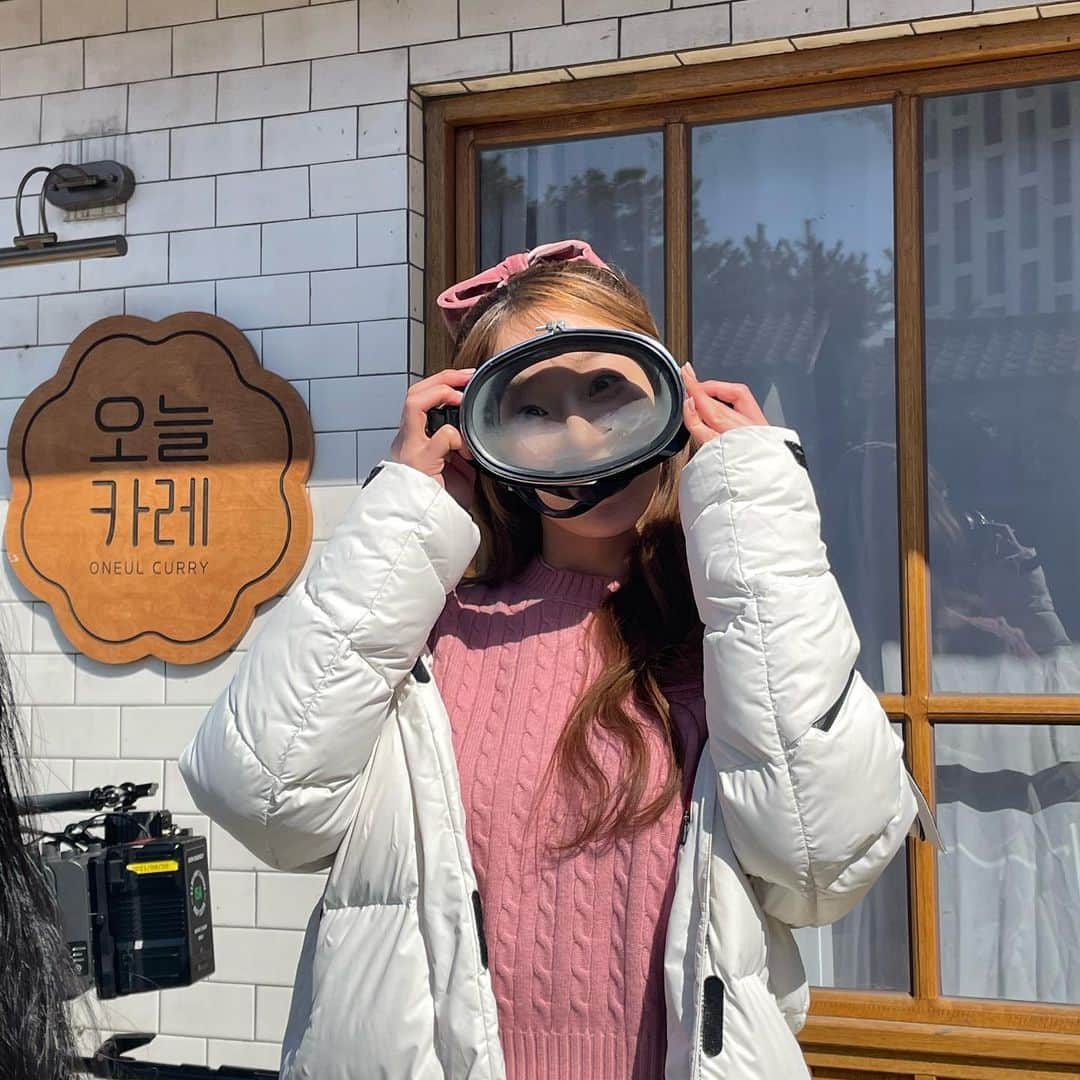 ムン・イェウォンのインスタグラム：「이 날의 마지막 비하인드 물안경 고르는 중 흑과 백 중 흑수경 😎」