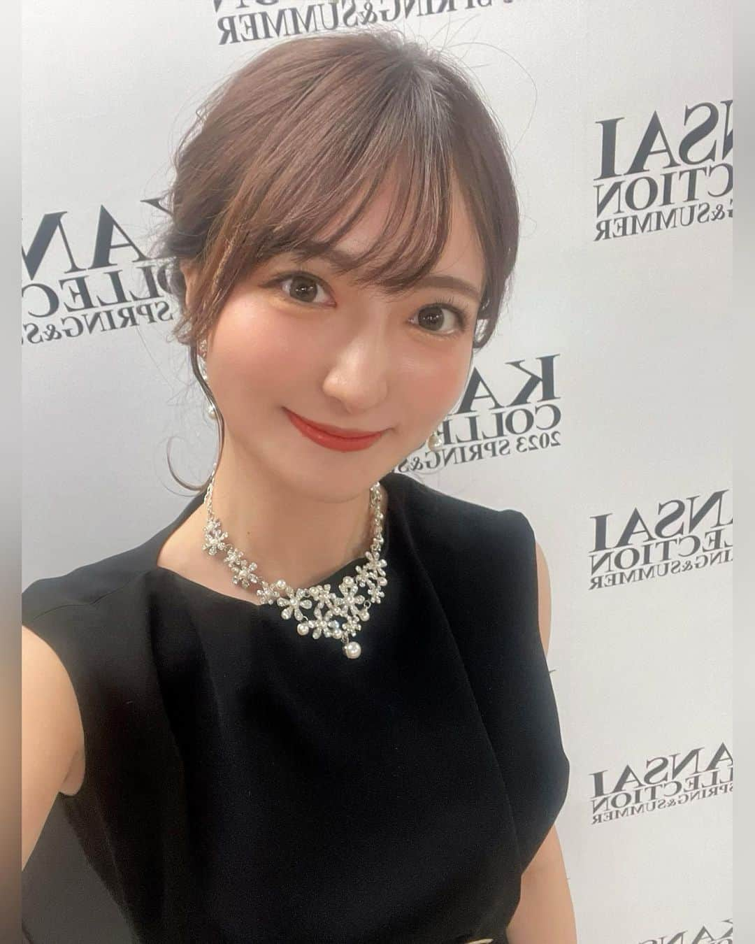 羽田優里奈さんのインスタグラム写真 - (羽田優里奈Instagram)「. . 『#関西コレクション 2023 S/S 』で #近藤千尋 さん、FM大阪DJの #KOJI さんと メインステージのMCを務めさせていただきました🎤✨ . MIYAVIさんの圧巻のシビれるライブで開幕し、 素敵な出演者さんのファッションショー、 トリを飾る KARA の皆さんのパフォーマンス… 今年も魅力溢れるステージが盛りだくさんでした🌟 . #京セラドーム に集まった 約23500人の観客の皆さんの熱気！🔥 ペンライトぶんぶんはステージからもよく見えます🙆‍♀️ 皆さんと素敵なひとときを共有できて嬉しいです☺︎ . . . 今回スタイリストさんが用意して下さった衣装は #nuitnoirefuruta のワンピース。 . 普段ほとんど黒を着ることがないので新鮮でした✌️ "黒"をテーマにしたブランドだそうで、 日常でも使いやすいけれどアクセントのあるデザインと、 フォルムの美しさが特徴です。 . 靴とアクセサリーはシルバーでキラキラと💎 ブラック×キラキラシューズの #隠れシンデレラコーデ (勝手に名付けた笑) 今期、皆さんもどうでしょうか？😆 . . . . . . . . . . #関西コレクション #関コレ #関西コレクション2023  #高身長コーデ #高身長女子コーデ #ドレス  #アナウンサー衣装 #アナウンサー #司会 #fm大阪  #黒コーデ #黒ドレス #黒ワンピース #ワンピース  #ブラックコーデ #ファッション #骨格ストレート  #black #fashion #kansai #osaka #model」3月7日 16時30分 - hadayurina_