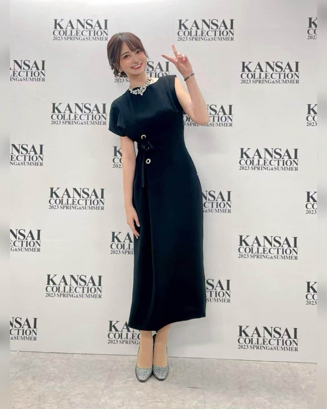 羽田優里奈のインスタグラム：「. . 『#関西コレクション 2023 S/S 』で #近藤千尋 さん、FM大阪DJの #KOJI さんと メインステージのMCを務めさせていただきました🎤✨ . MIYAVIさんの圧巻のシビれるライブで開幕し、 素敵な出演者さんのファッションショー、 トリを飾る KARA の皆さんのパフォーマンス… 今年も魅力溢れるステージが盛りだくさんでした🌟 . #京セラドーム に集まった 約23500人の観客の皆さんの熱気！🔥 ペンライトぶんぶんはステージからもよく見えます🙆‍♀️ 皆さんと素敵なひとときを共有できて嬉しいです☺︎ . . . 今回スタイリストさんが用意して下さった衣装は #nuitnoirefuruta のワンピース。 . 普段ほとんど黒を着ることがないので新鮮でした✌️ "黒"をテーマにしたブランドだそうで、 日常でも使いやすいけれどアクセントのあるデザインと、 フォルムの美しさが特徴です。 . 靴とアクセサリーはシルバーでキラキラと💎 ブラック×キラキラシューズの #隠れシンデレラコーデ (勝手に名付けた笑) 今期、皆さんもどうでしょうか？😆 . . . . . . . . . . #関西コレクション #関コレ #関西コレクション2023  #高身長コーデ #高身長女子コーデ #ドレス  #アナウンサー衣装 #アナウンサー #司会 #fm大阪  #黒コーデ #黒ドレス #黒ワンピース #ワンピース  #ブラックコーデ #ファッション #骨格ストレート  #black #fashion #kansai #osaka #model」