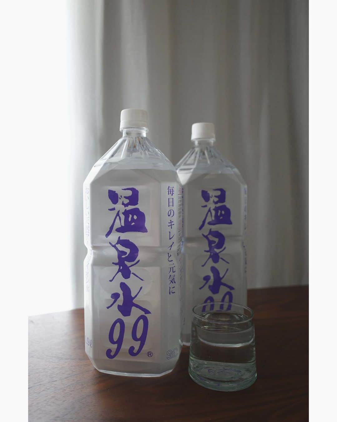 原田ゆかのインスタグラム：「温泉水99 @onsensui99 ♡  個人的にも大好きなお水で、私はよくF&Fとかナチュラルローソンで買っております💕(500mlもあります✨)  今回ご縁あって頂きまして 改めて飲みやすさと美味しさを実感！☺️ 軟水で飲み心地が本当に柔らかくてまろやかなんだよ..✨ . 以前、中々お水が飲めなくて飲みやすいお水を探してる！と言ってたお友達にもおすすめしたことある程👍　 私はマラソンの練習中、プロテインを飲む時にも沢山飲みました☺️  大好きなものをシェアできて嬉しいです！  @onsensui99 から是非覗いてみてください🤍  #温泉水99#温泉水#アルカリイオン水#ミネラルウォーター#美容と健康#PR#モロッコグラス」