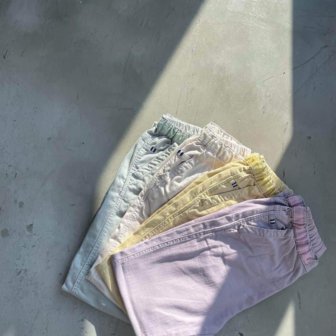 Moname Official Instagramのインスタグラム：「. 脚のラインを美しく見せてくれる イージースリムパンツに、 春らしいペールトーンカラーが登場🌿 . EASY SLIM  No.41131111  Col.MNT,KNR,HNY,LVD ¥18,700 . #moname #23ss #デニム #コーデ#モナーム #instagramfashion #denim #moname_code #jeans #デニム#ストレッチデニム #イージーパンツ」
