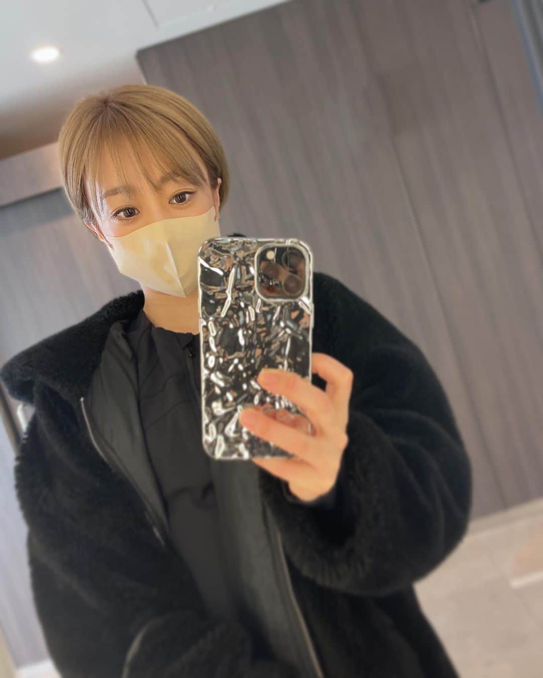 DJ YURiAのインスタグラム：「春に伴い金髪という報告⇦ (夫は微妙なリアクション🫢)  仕事の合間に乗り換えだった原宿の美容室に行ったら、担当の美容師さんが若くて娘みたいでした。 「次はピンクいきましょ！」と提案いただきました！  娘は金髪ママを見て 「紫にしてって言ったじゃん！！」 と、泣きました笑  みんな自由！！！  先日フードドクター講義ご参加の方に『ブログ見てます』と言っていただいたり、先程も某駅で『インスタ見てます！』と話しかけていただいたり😳  見てくださっている方が居ることが嬉しいです🥹🌸ありがとうございます！！  忙しいを言い訳にサボっていたことを反省！ 更新を頑張ります💪🏻  写真こだわり出すと更新出来ないからゆるく上げていこう。  #shorthair  #ショートヘア #ヘアカラー  #金髪」