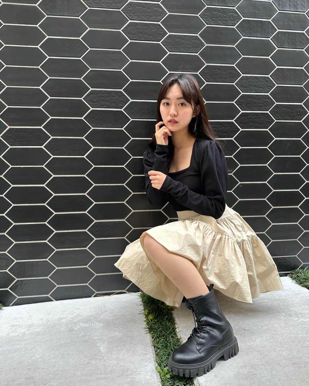 豊田留妃のインスタグラム：「@maybins_japan  ティアードスカートがふわってしててかわいいし、 トップスも肩にデザインはいってておにかわだった🫶🏽 シンプル合わせが結局かわいいかも🌱 （かわいいしかいってない）  #ootd #run_clothes #maybins」