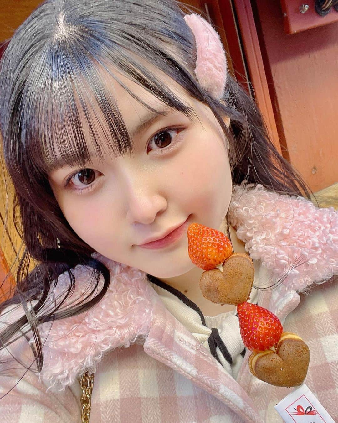 岡村美波のインスタグラム：「♡  幼なじみが東京に来たので一緒に浅草観光〜💓  久しぶりにいっぱいお話しして めっちゃ楽しかった☺️💓  #めっちゃ #関西弁 #なったよ #面白かった  #浅草 #雷門 #飯テロ #鰻牛丼 #美味しすぎた  #beyooooonds #雨ノ森川海  #岡村美波 #みいみ」