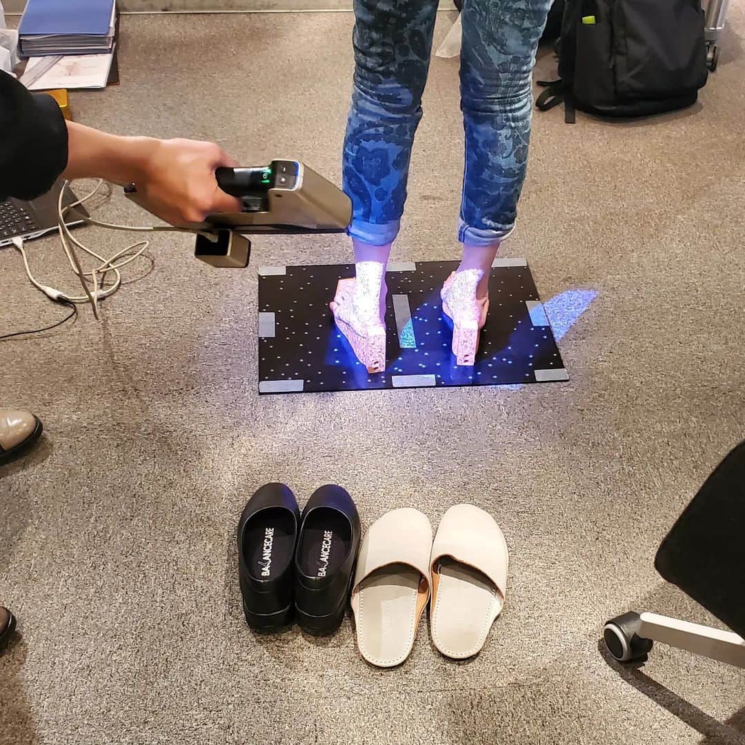 松任谷由実さんのインスタグラム写真 - (松任谷由実Instagram)「ツアーに向けた準備、着々と。 今日は、3Dプリンターで脚の型をとってもらってます。」3月7日 17時14分 - yuming_official