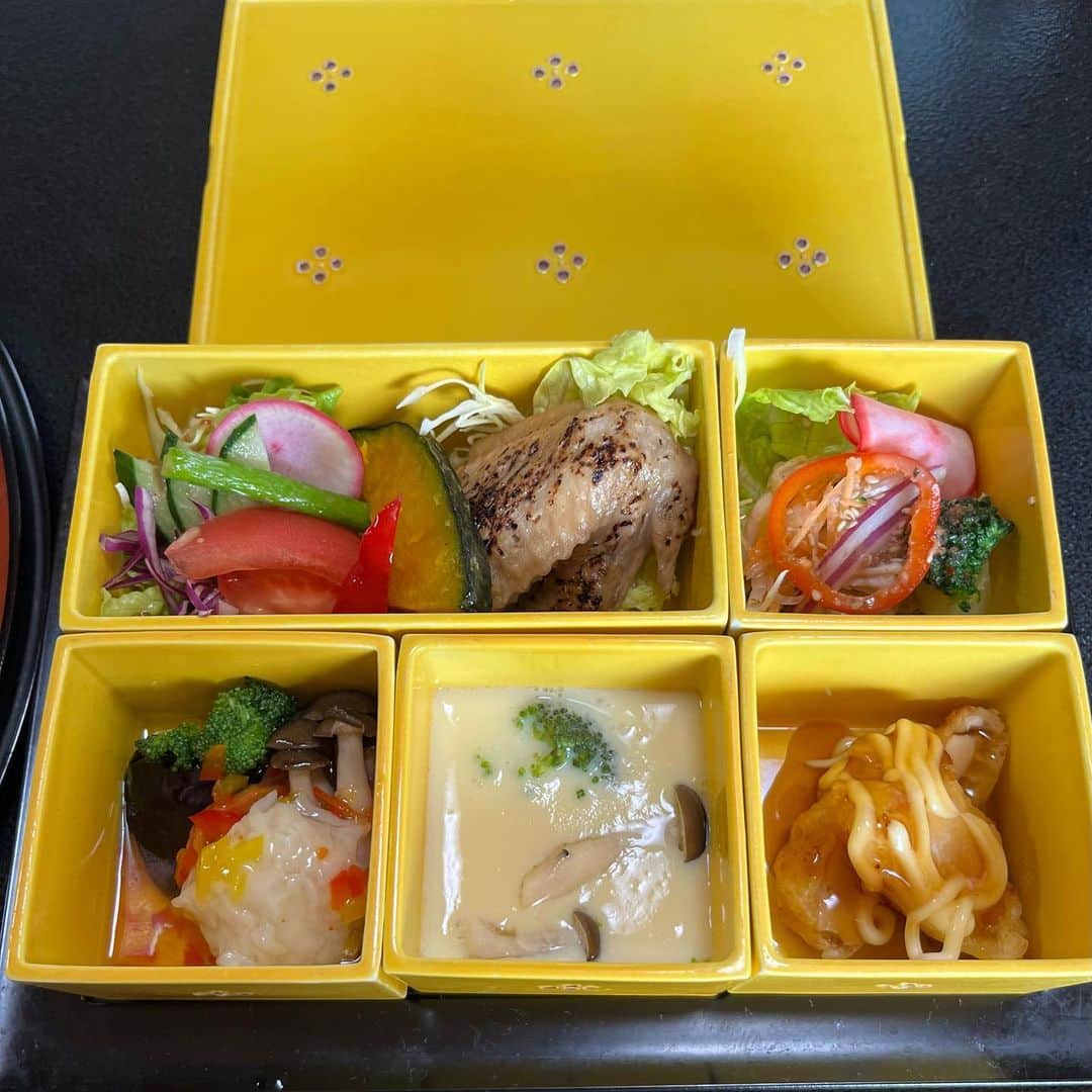 のインスタグラム：「有田町にある老舗のお寿司屋さん、亀井鮨さんの有田焼五膳のご紹介です。  まず、『有田焼五膳とは有田のご当地グルメで、地場産の鶏肉や野菜を使った「焼きもの」「酢の物」「煮もの」「蒸しもの」「揚げ物」の5つの料理を一度に食べることが出来るスペシャルな五膳です。』 手が込んだお料理を一度に食べられるお得感はもちろんのこと、玉手箱をイメージした有田焼で提供されるワクワク感も…♪  ほろほろの鶏肉やお出汁の効いた茶碗蒸し、そして亀井鮨さんはさすがお寿司屋さん！ご飯ものは大きなエビが入ったちらし寿司でした。大満足です‼  ５つの料理（焼もの・酢の物・煮もの・蒸しもの・揚げ物）、ご飯もの、有田名物のごどうふ、香のもの、汁もの、飲み物、デザート付で1,800円。  正直この値段でいいの？…と、お店のことが心配になるくらいの充実した内容なので有田観光の際はぜひご賞味ください。   お店は佐賀銀行有田支店やコーヒー・おやつのマロンさんの近くにあります。（旧有田町役場東出張所近く）マロンさんのかき氷もご一緒にどうぞ♪   すし料理専門店 亀井鮨 〒844-0011 佐賀県西松浦郡有田町岩谷川内2-10-12 TEL：0955-43-2951 営業時間：11:30～14:30／17:00～22:00 (夜は要予約) 定休日：不定休 ※有田焼五膳は、事前のご予約をおススメします。※  #佐賀県#有田町#有田焼⠀ #aritajapan⠀ #佐賀旅行#九州旅行#九州観光⠀ ⠀ #うつわ好き⠀ #器好き#器好きな人と繋がりたい⠀ #器好きな人とつながりたい  #亀井鮨  #お寿司屋のランチ  #有田町ランチ  #有田焼五膳  #有田焼五膳に大満足」