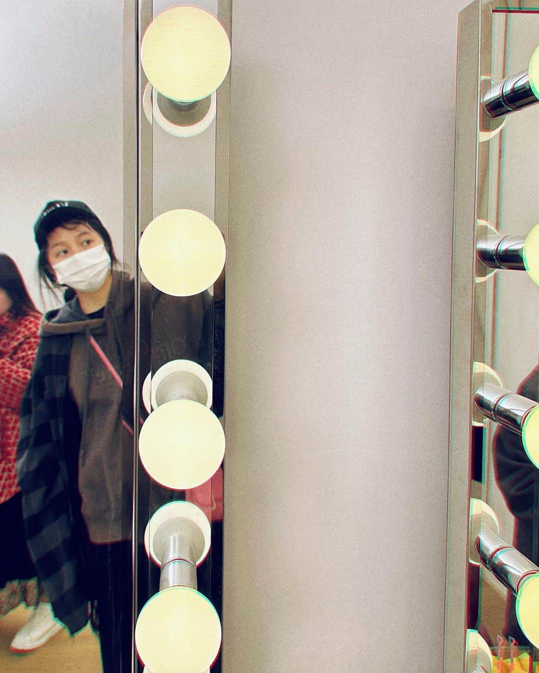 クアン・シャオトン（Guan Xiaotong）のインスタグラム：「继续开工 看我潦草的刘海…😂」