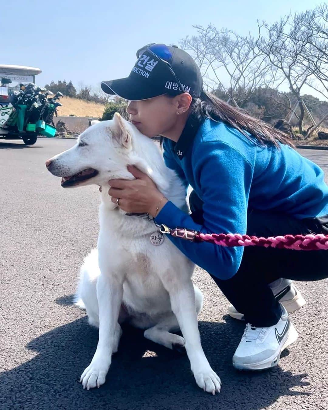 イ・ソミのインスタグラム：「. 자몽이는 몽몽하고 짖지! 🐶🤍 . . . #롯데스카이힐cc #골프 #golf #강아지 #제주」