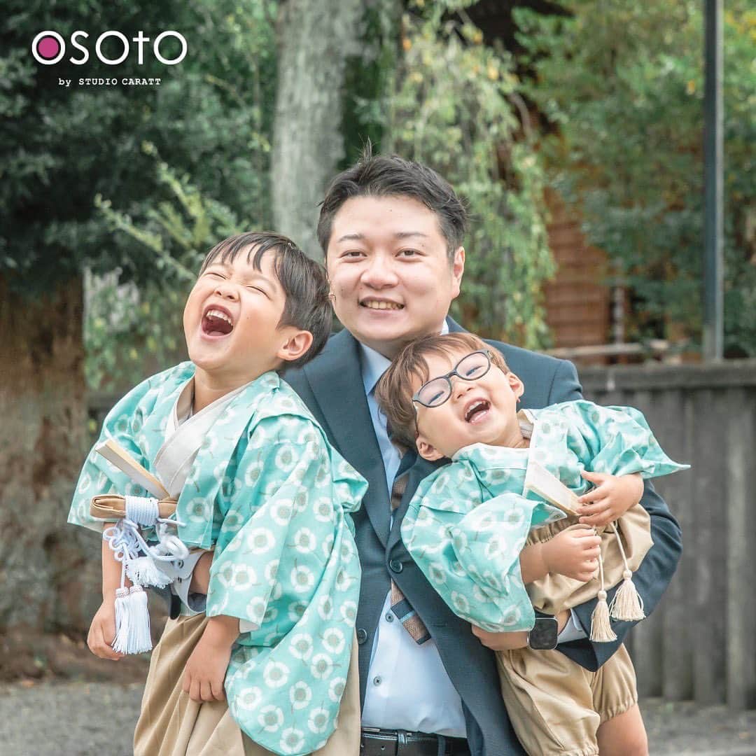 スタジオキャラット ロケーションフォトさんのインスタグラム写真 - (スタジオキャラット ロケーションフォトInstagram)「○o｡. Shichigosan .｡o○  みんな一緒だと楽しいね！✨  その他の撮影イメージはこちらのタグよりご覧ください♪ #OSOTOPhoto   #七五三 #OSOTO #出張撮影 #七五三後撮り #七五三出張撮影 #七五三ロケーション撮影 #2022年福袋 #七五三7歳 #七五三5歳 #七五三3歳 #レンタル着物 #ママ着物 #七五三着物 #七五三ママ #出張撮影関東 #出張撮影関西 #出張撮影東京 #出張撮影神奈川 #出張撮影埼玉 #出張撮影千葉 #出張撮影大阪 #スタジオキャラット #studiocaratt #キッズフォト #記念撮影 #記念日 #七五三ヘア #キッズモデル #5歳」3月7日 20時00分 - caratt_osoto