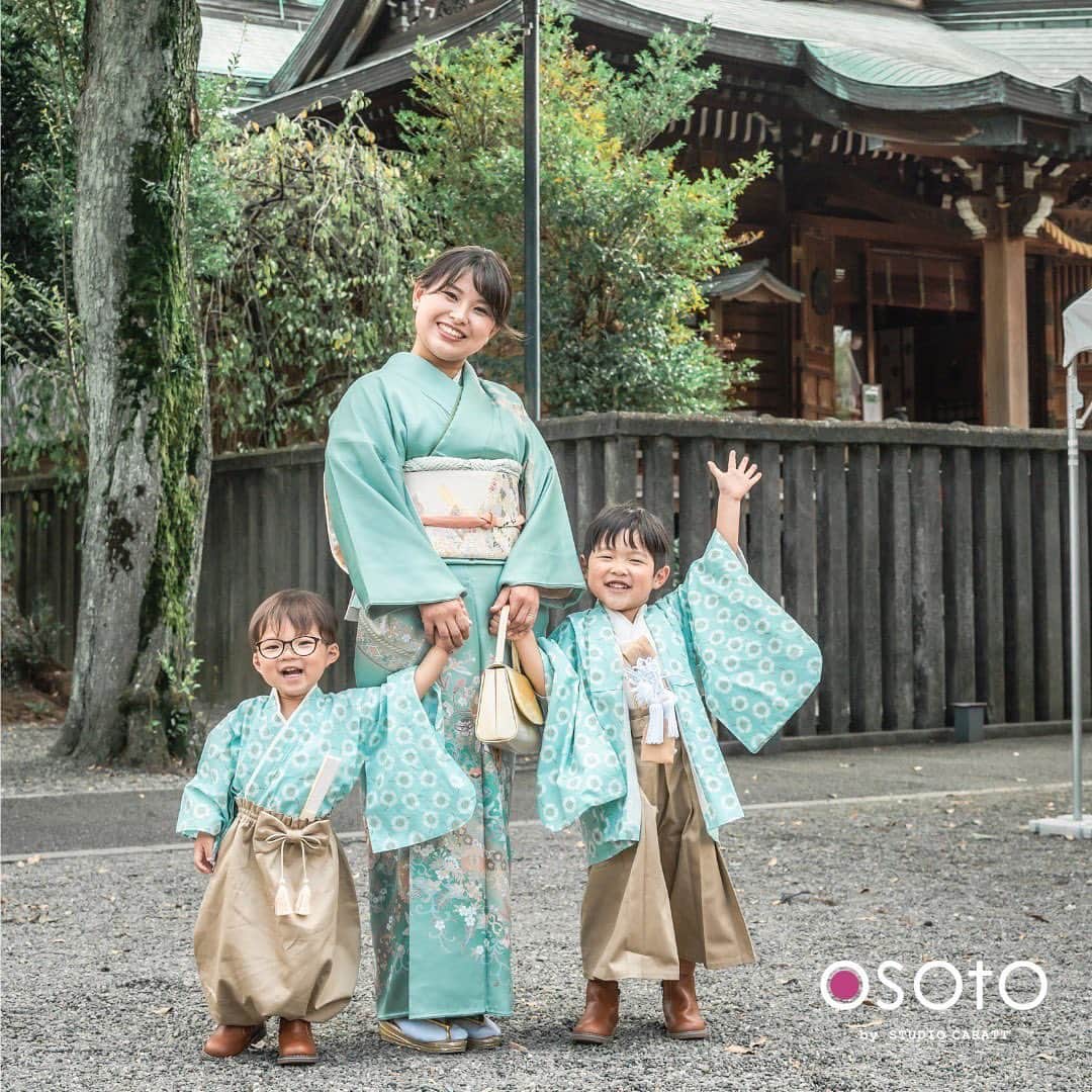 スタジオキャラット ロケーションフォトさんのインスタグラム写真 - (スタジオキャラット ロケーションフォトInstagram)「○o｡. Shichigosan .｡o○  みんな一緒だと楽しいね！✨  その他の撮影イメージはこちらのタグよりご覧ください♪ #OSOTOPhoto   #七五三 #OSOTO #出張撮影 #七五三後撮り #七五三出張撮影 #七五三ロケーション撮影 #2022年福袋 #七五三7歳 #七五三5歳 #七五三3歳 #レンタル着物 #ママ着物 #七五三着物 #七五三ママ #出張撮影関東 #出張撮影関西 #出張撮影東京 #出張撮影神奈川 #出張撮影埼玉 #出張撮影千葉 #出張撮影大阪 #スタジオキャラット #studiocaratt #キッズフォト #記念撮影 #記念日 #七五三ヘア #キッズモデル #5歳」3月7日 20時00分 - caratt_osoto