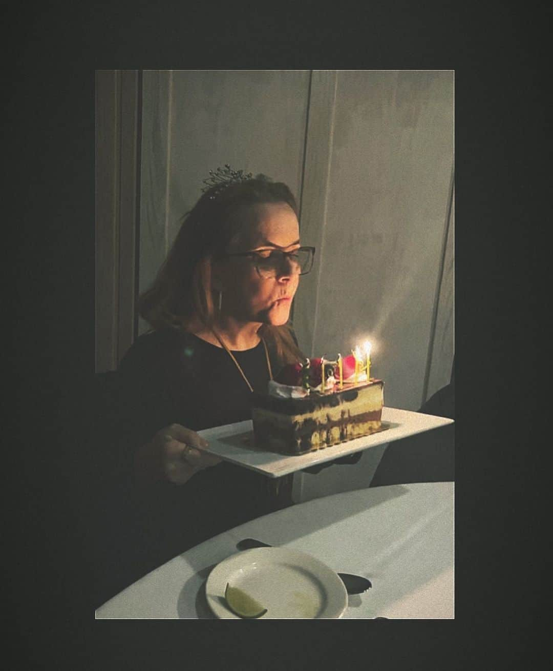 リー・トンプソンのインスタグラム：「Today I celebrated 16 years. I Thought it was 15. Oy!  I got the wisdom to tell the difference ..... I guess time flys when you are there clear for every moment. Thank you to my friends on this journey. Trudging the road. Laughing. Supporting. My mama got 50 years. I thank god for her miracle. Saved our lives. Healing is a ripple that touches all in its wake. #grateful #1dayatatime💯」